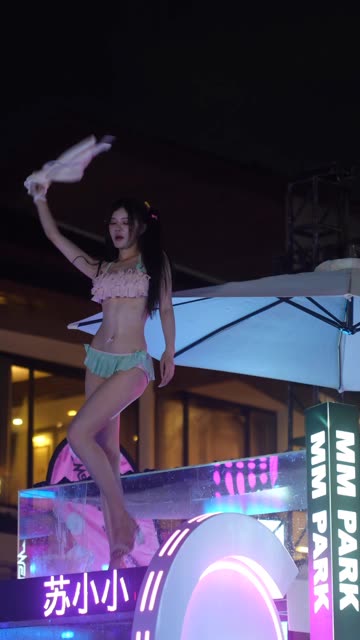 难道这就是吕子乔的终极泳池派对 #氛围感拉满挑战 #低脂小舞蹈 #百万派对